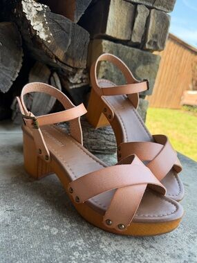 Women's Cushionaire Platform Chunky Block Heel Sandals Sz-8.5. M